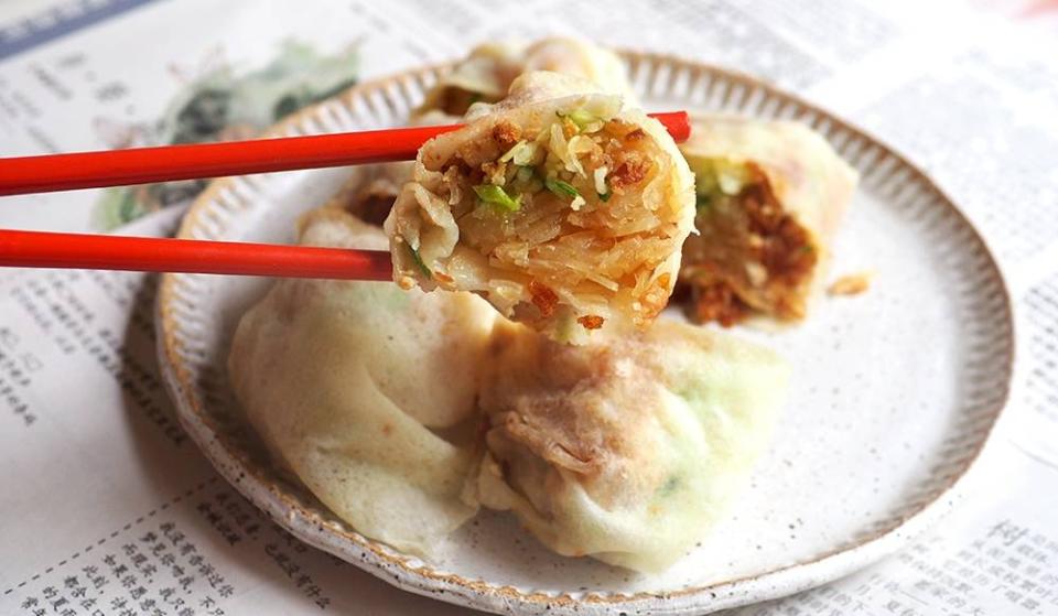 The skin is thin and the yam bean filling is juicy for this 'popiah'.