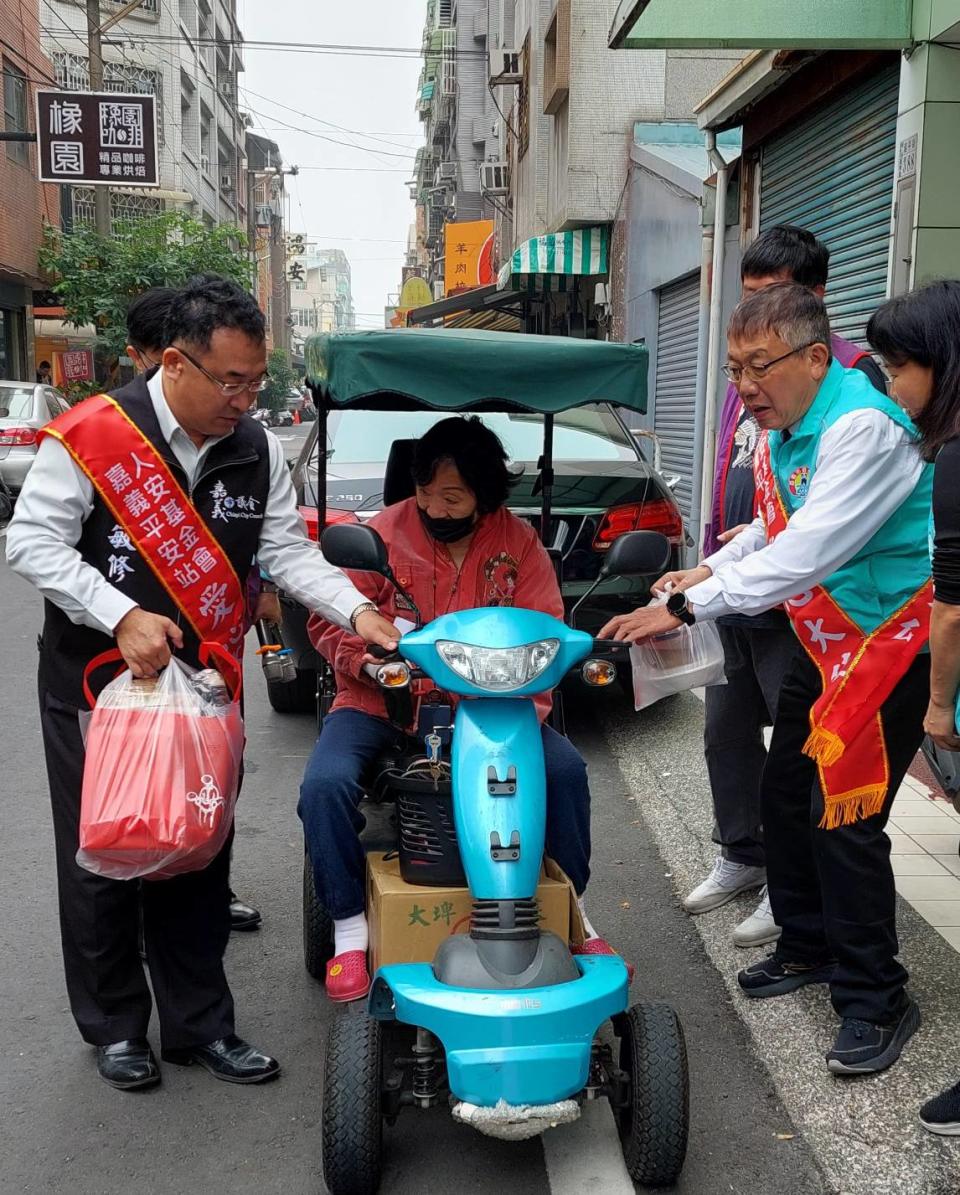 新科議員黃敏修(左)愛心不落人後出錢出力發放物資。(記者劉治強攝)