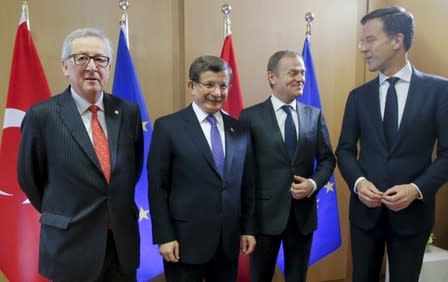 Turkish Prime Minister Ahmet Davutoglu poses with European Commission President Jean-Claude Juncker (L), European Council President Donald Tusk (2nd R) and Netherlands' Prime Minister Mark Rutte (R) during a European Union leaders summit on migration in Brussels, Belgium, March 18, 2016. REUTERS/Olivier Hoslet/Pool