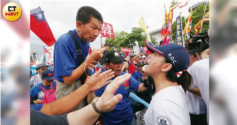 韓國瑜和郭董各自擁有大批支持者，兩人競爭關係也容易引起粉絲叫陣，7月凱道造勢場合，就見到韓粉和郭粉互嗆。