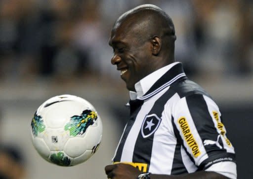 El volante holandés de Botafogo, Clarence Seedorf, domina el balón durante su presentación como nuevo jugador del equipo carioca, el 07 de julio de 2012 en Rio de Janeiro. (AFP | antonio scorza)