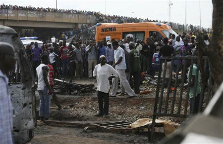 Crowd gather at the scene of a bomb blast at a bus terminal in Nyayan, Abuja April 14, 2014. REUTERS/Afolabi Sotunde