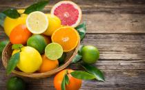 Saures Obst wie Grapefruits oder Zitronen sowie auch Beeren enthalten weniger Fruktose. Auch säuerliche Äpfel sind okay, wenn Sie Ihre Lust auf Süßes gar nicht in den Griff bekommen. (Bild: iStock / pilipphoto)