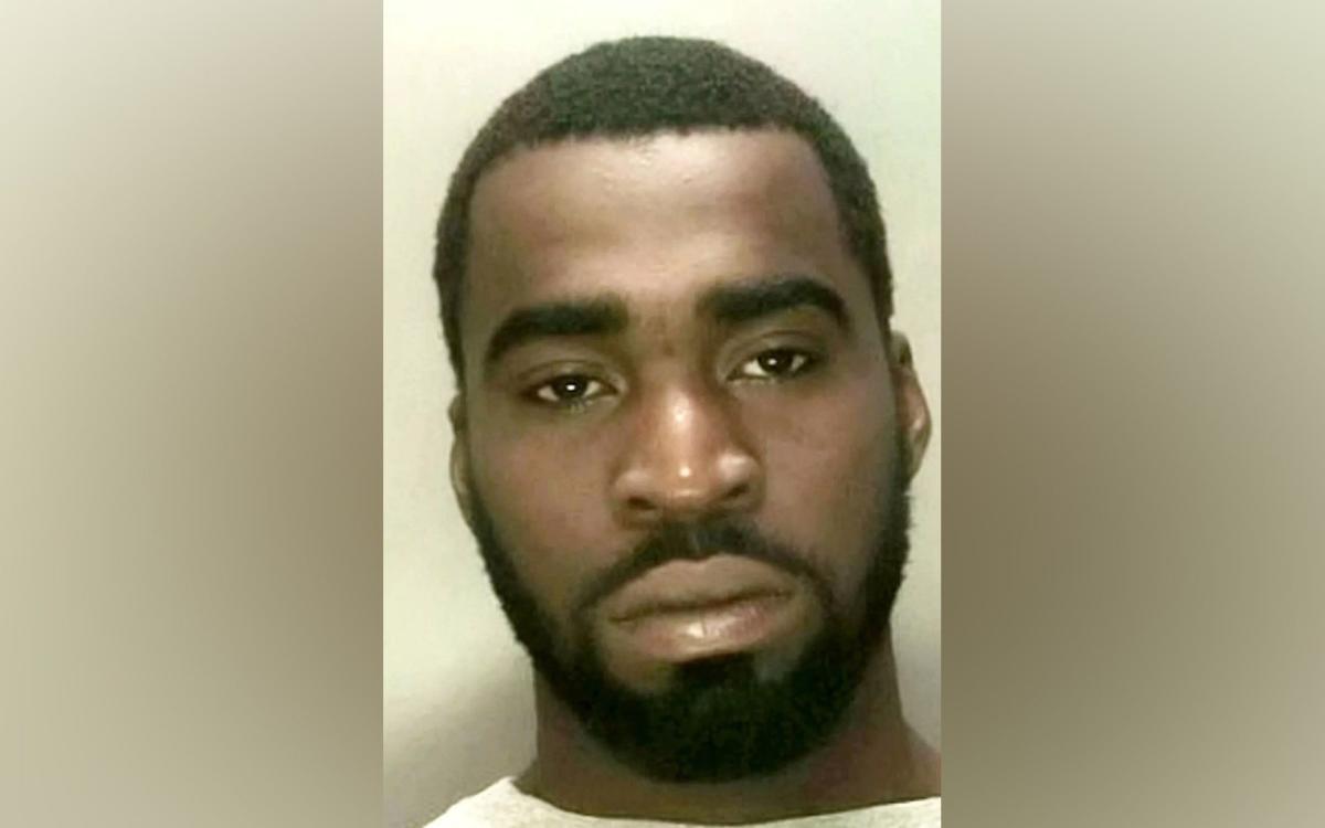 Ямайски гангстер, пощаден от депортирането, когато пътници на полет на