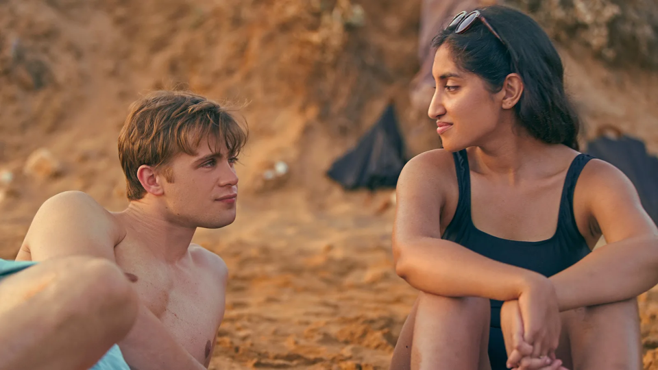 Una toma de One Day, en la que se ve a sus protagonistas tumbados en la playa hablando.