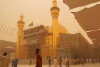 <p>El polvo se ha extendido por buena parte del país y afecta de manera importante a seis de las 18 provincias de Irak. Esta es la ciudad santa de Náyaf, famosa por albergar el mausoleo de Imam Alí. (Foto: Qassem al-Kaabi / AFP / Getty Images).</p> 