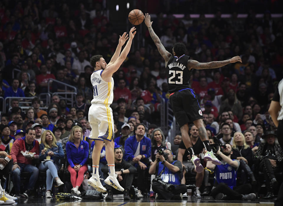 暫時失去Klay Thompson（出手者）的神射，勇士打得非常辛苦。（AP Photo/Mark J. Terrill）