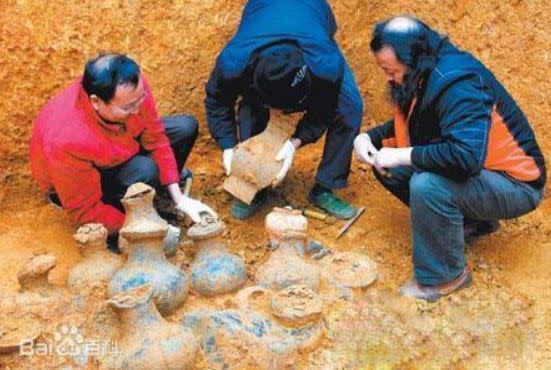 考古人員耐著性子清理藏在淤泥下的文物。（示意圖／翻攝自百度百科）