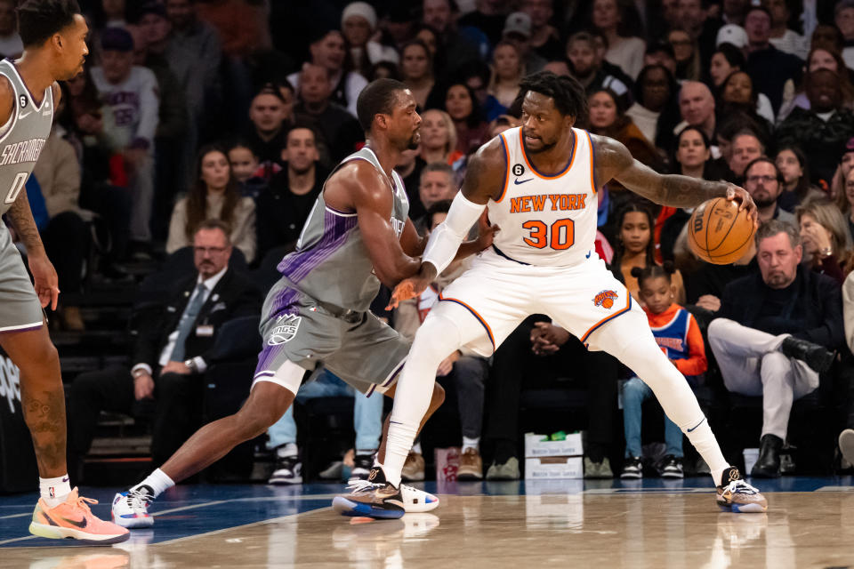 New York Knicks forward Julius Randle posts up against Sacramento Kings forward Harrison Barnes