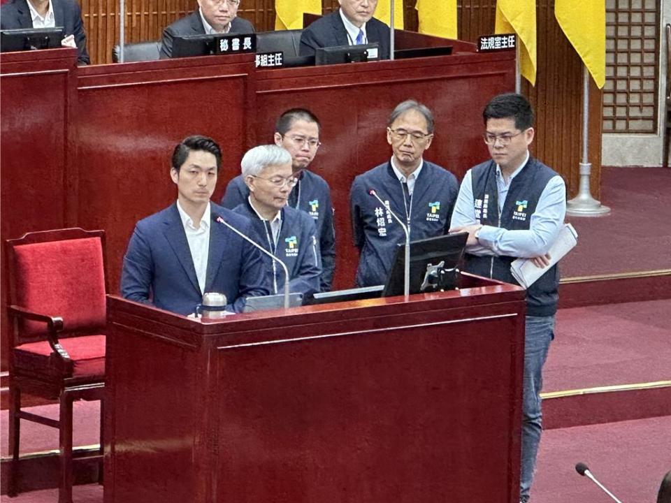 台北市長蔣萬安（左一）12日進入議會，針對警用監視器網路預算爭議進行專案報告。（丁上程攝）