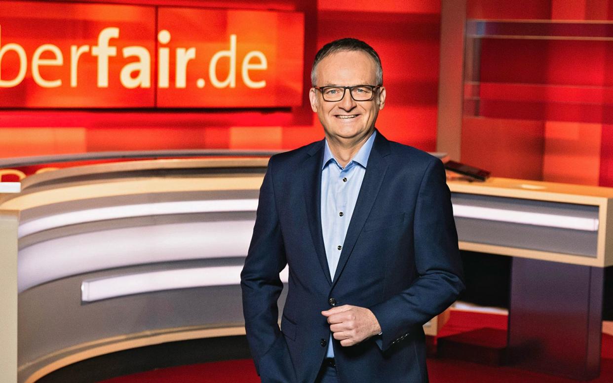 Frank Plasberg begrüßt seine Gäste ein letztes Mal zu seinem ARD-Talk "Hart aber fair". (Bild: WDR/Stephan Pick)