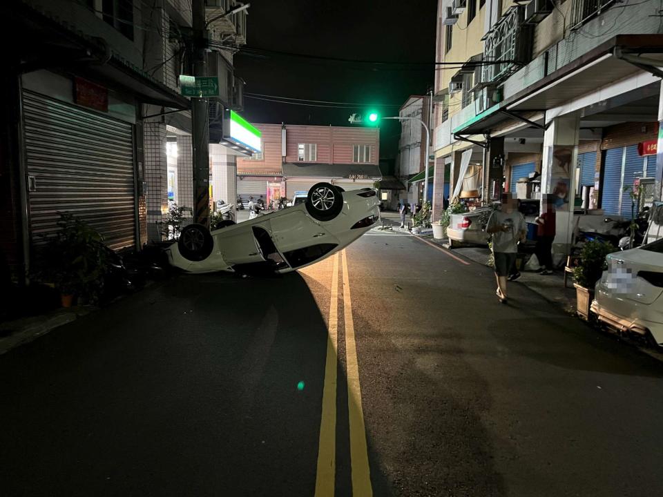 整輛車失控翻車。（圖／東森新聞）