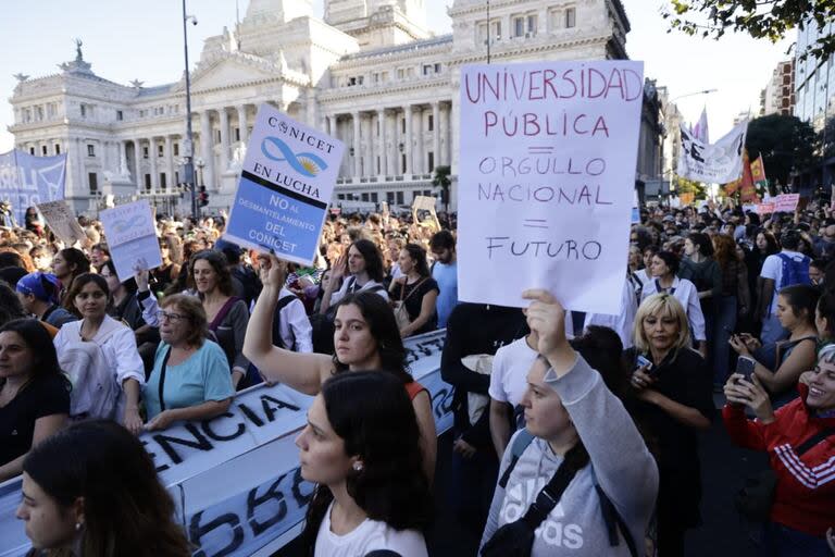 Miles de personas marcharon por la universidad pública en la ciudad de Buenos Aires, el 23 de abril