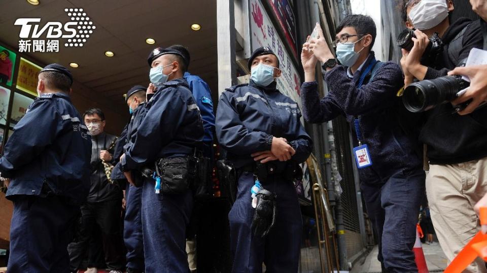 29日香港警方進入立場媒體拘捕工作人員，許多媒體擔心日後報導界線該如何拿捏。（圖／達志影像美聯社）