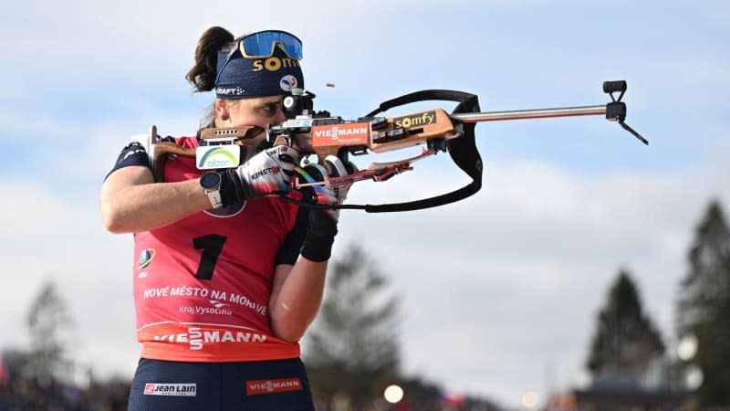 France's Julia Simon in acton at the shooting range during the women's mass start 12.5 km at the Biathlon World Championships in Nove Mesto Na Morave Hendrik Schmidt/dpa