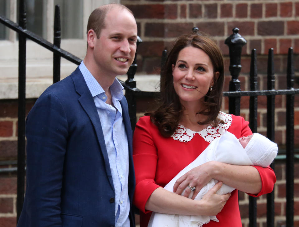 <p>Après George (5ans) et Charlotte (3 ans), Kate Middleton, épouse du prince William, a donné naissance à leur troisième enfant, lundi 23 avril. Après quatre (longs) jours d’attente, le prénom a été officiellement annoncé par le palais de Kensington : le Royal Baby 3 se prénomme donc Louis de Cambridge. À noter que pour la première fois de l’histoire de la monarchie britannique, ce prince ne supplante pas sa sœur aînée dans l’ordre de succession, à la suite d’une réforme souhaitée par la reine Elizabeth II, qui met fin au droit de primogéniture masculine : c’est donc désormais l’enfant le plus âgé du souverain en titre qui hérite du trône, quel que soit son sexe, et non le garçon le plus âgé.<br>Crédit photo : AFP </p>