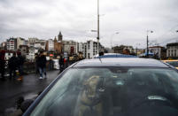 <p>Ein Hund bellt in einem Auto auf der Galata-Brücke an einem regnerischen Tag in Istanbul. (Bild: Bulent Kilic/AFP/Getty Images) </p>