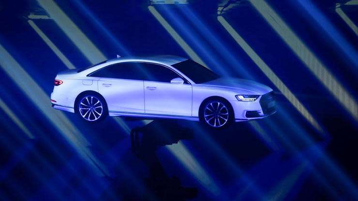 Audi hat den neuen A8 vorgestellt. Mit einer übertriebenen Show soll der Wandel des Autobauers dargestellt werden. Das kaschiert die eigentlichen Probleme jedoch nur dürftig.