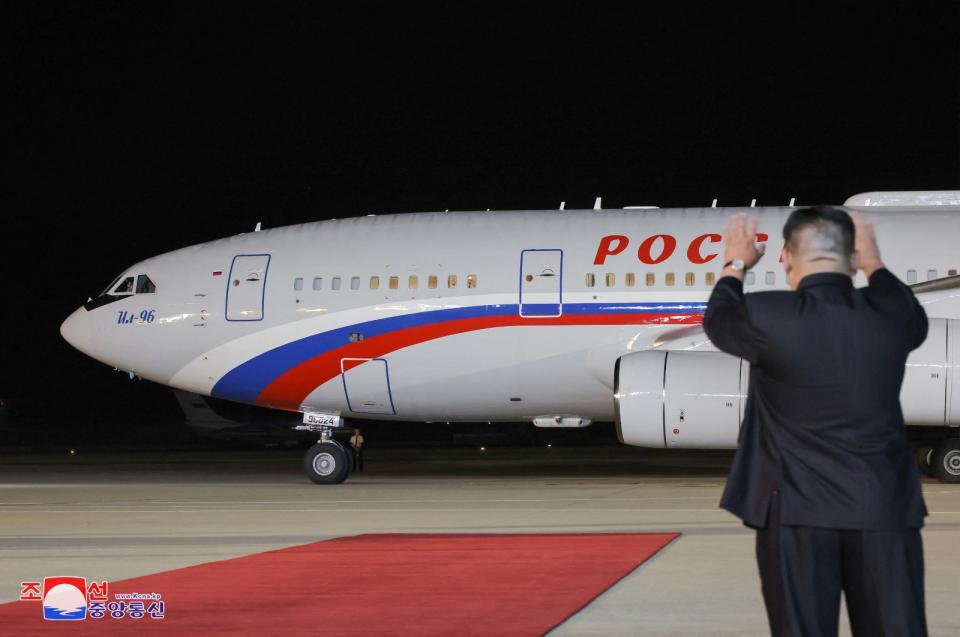 2024年6月20日，俄羅斯總統普丁離開北韓，北韓領導人金正恩親自送機，揮著雙手依依不捨。路透社／KCNA