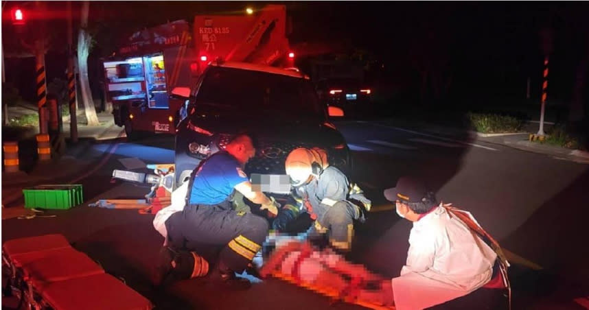 行人夜卧車道不明，遭輾致重傷緊急救援現場細節曝光。（圖／翻攝畫面）