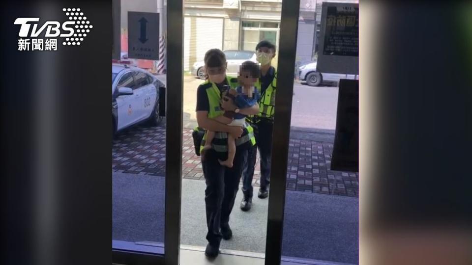 2歲男童走失，員警立即將他帶回派出所安置。（圖／警方提供）