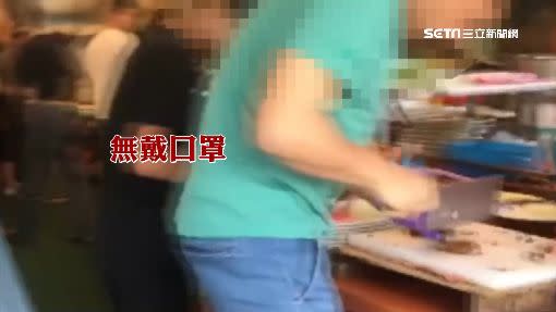 海產店店員沒戴口罩在切菜。