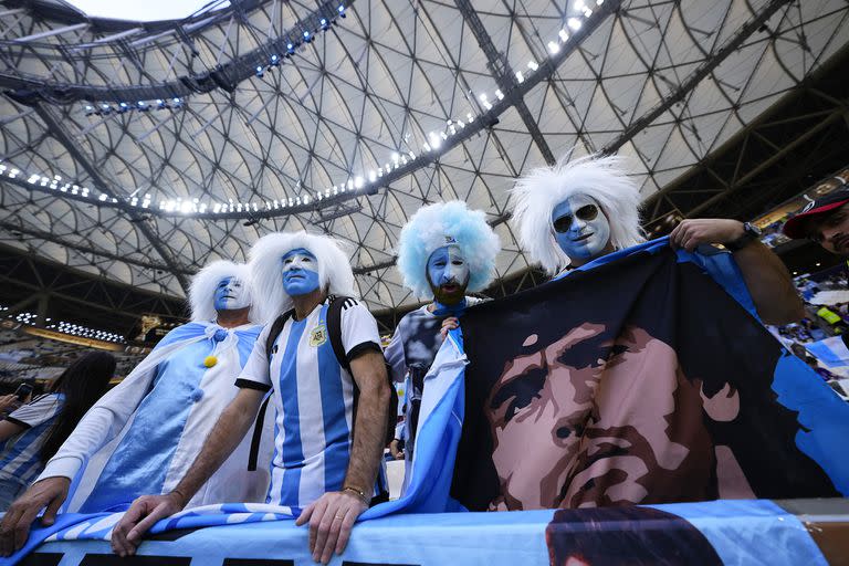 Maradona en el estadio Lusail, en un "trapo" de los hinchas argentinos