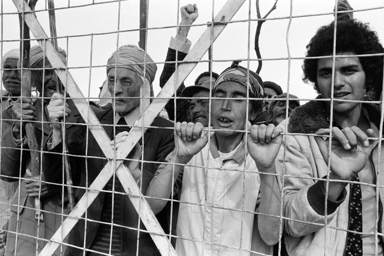 Des harkis et des enfants de harkis, photographiés ici en juin 1975, lors d’une manifestation devant le camp de Saint-Maurice l’Ardoise, dans le Gard, pour attirer l’attention sur leurs conditions de vie. 