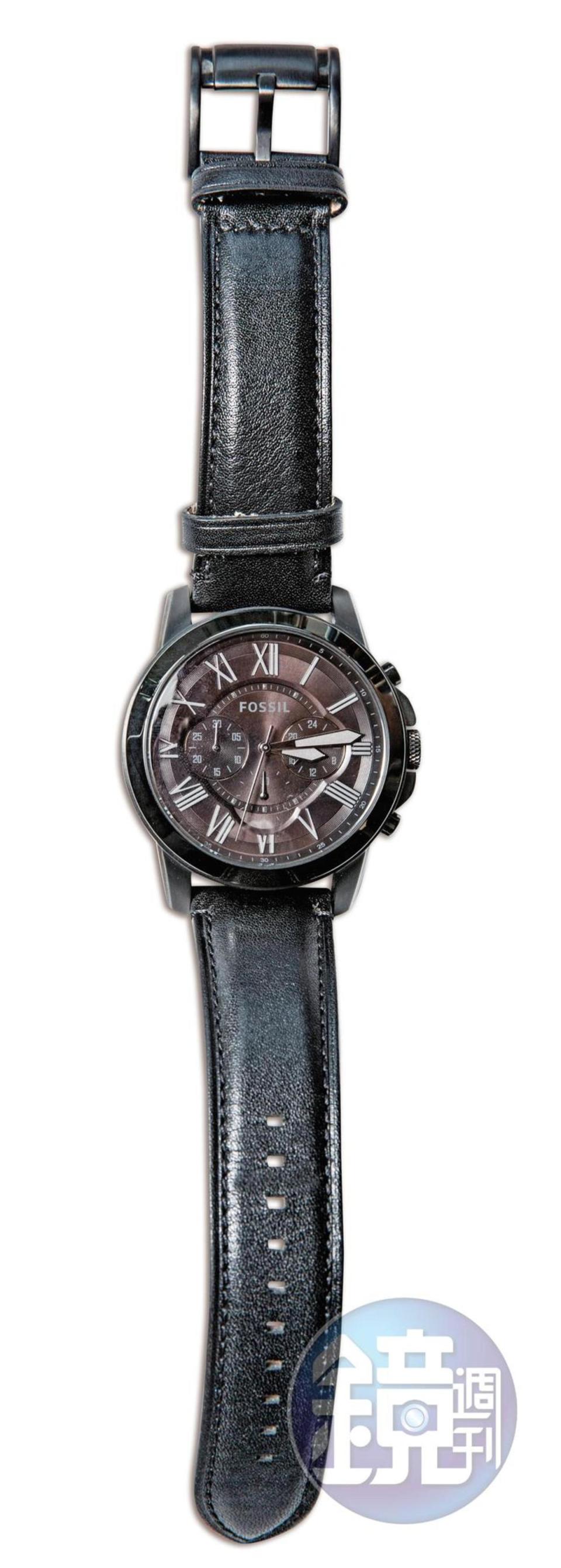 FOSSIL手錶，是跟爸爸借來戴的，不知道價錢。