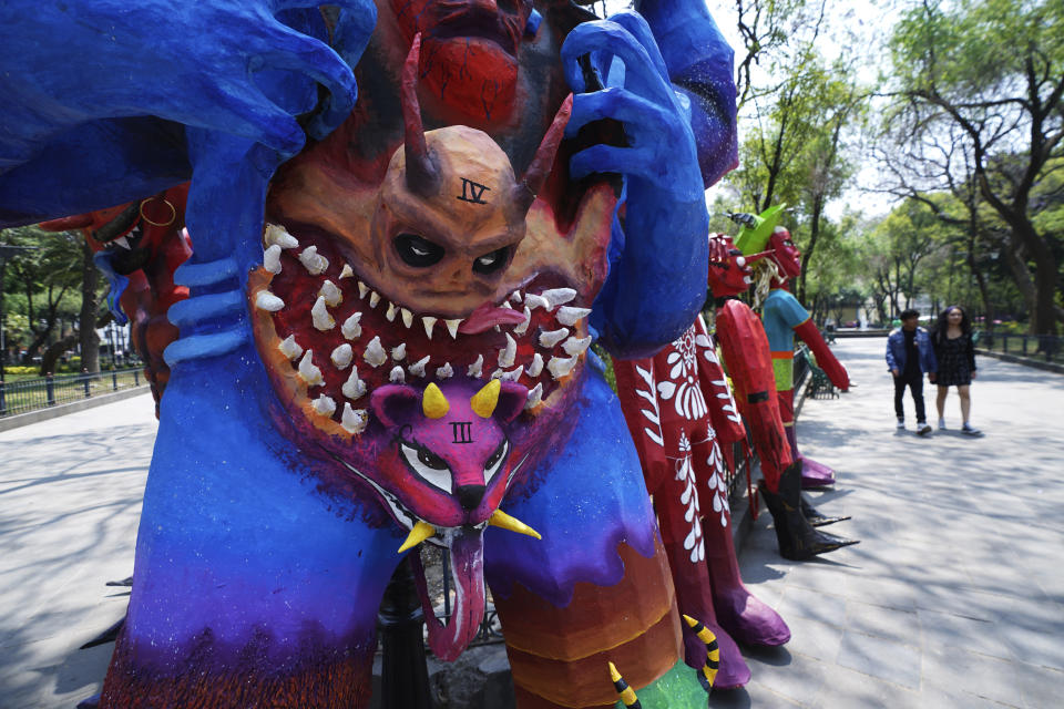 Figuras de cartón con forma de diablito, conocidas popularmente como "Judas," se exponen en el centro cultural Santa María La Ribera en Ciudad de México, el jueves 6 de abril de 2023. Al margen de los festejos de Semana Santa de la Iglesia católica, la gente se reúne en barrios de todo el país el Sábado Santo para quemar figuras de cartón que representan el mal. (AP Foto/Marco Ugarte)