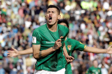 Foto del martes del futbolista de Bolivia Juan Carlos Arce celebrando tras marcar un gol ante Argentina. 28/3/17. La selección de fútbol de Bolivia aprovechó el martes el golpe anímico que sufrió Argentina por la suspensión de su astro Lionel Messi y le ganó 2-0 en La Paz por la eliminatoria sudamericana para el Mundial 2018. REUTERS/Daniel Rodrigo