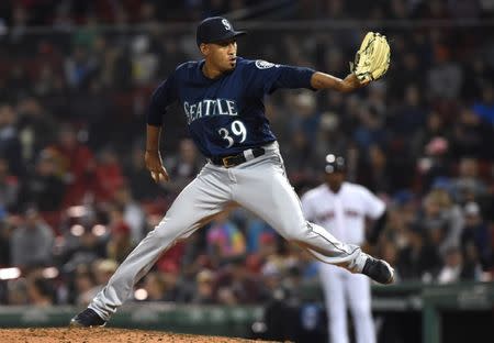Jun 23, 2018; Boston, MA, USA; Seattle Mariners relief pitcher Edwin Diaz (39) pitches during the ninth inning against the Boston Red Sox at Fenway Park. Mandatory Credit: Bob DeChiara-USA TODAY Sports