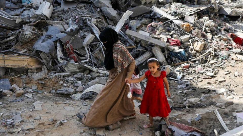 Una madre palestina con su hija entre las ruinas en Gaza