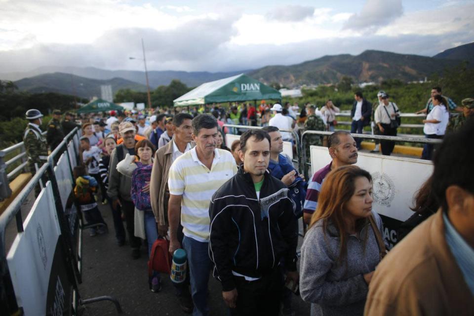 Soldados colombianos les dieron la mano a los venezolanos que regresaban a su país. Pero esa amabilidad no tuvo el efecto balsámico que tuvo cuando entraron al país.