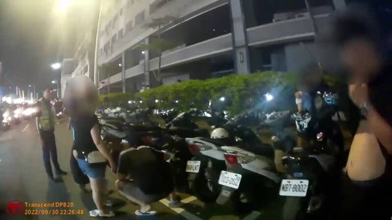 ▲台中旱溪夜市9/30晚間爆發11人大亂鬥，警方到場後以辣椒水制伏兩派人馬，並帶回偵辦。（圖／翻攝畫面）