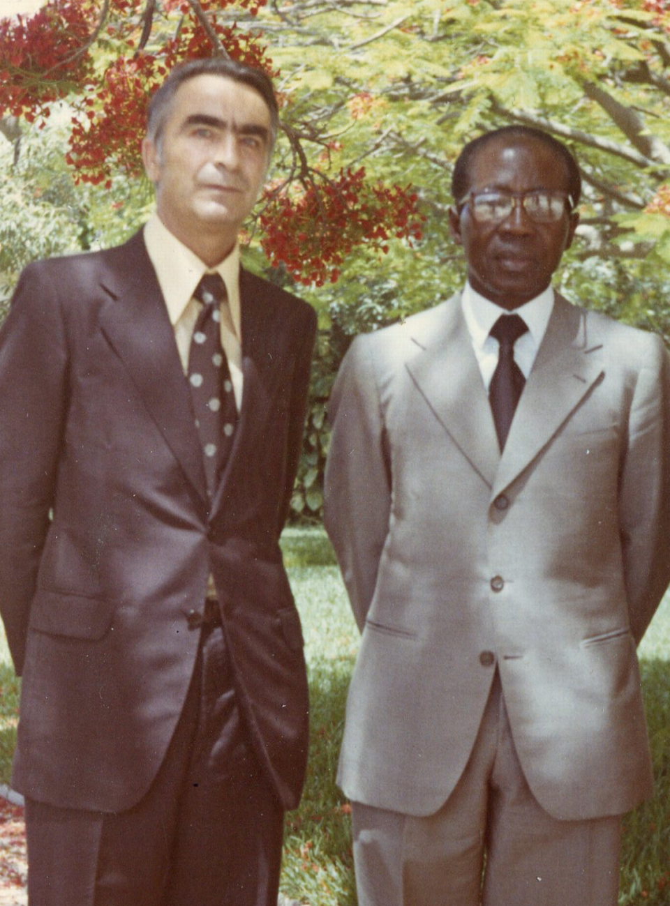 Šopov con el presidente y poeta senegalés Léopold Sédar Senghor, 1975.