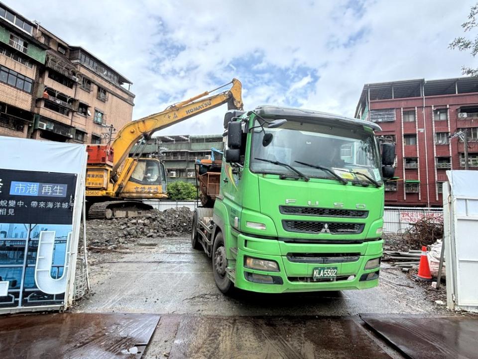 七堵開元停車塔五月起拆除現幾夷成平地，未來規劃一百六十機車格停車，收費與否待議。（記者王慕慈攝）