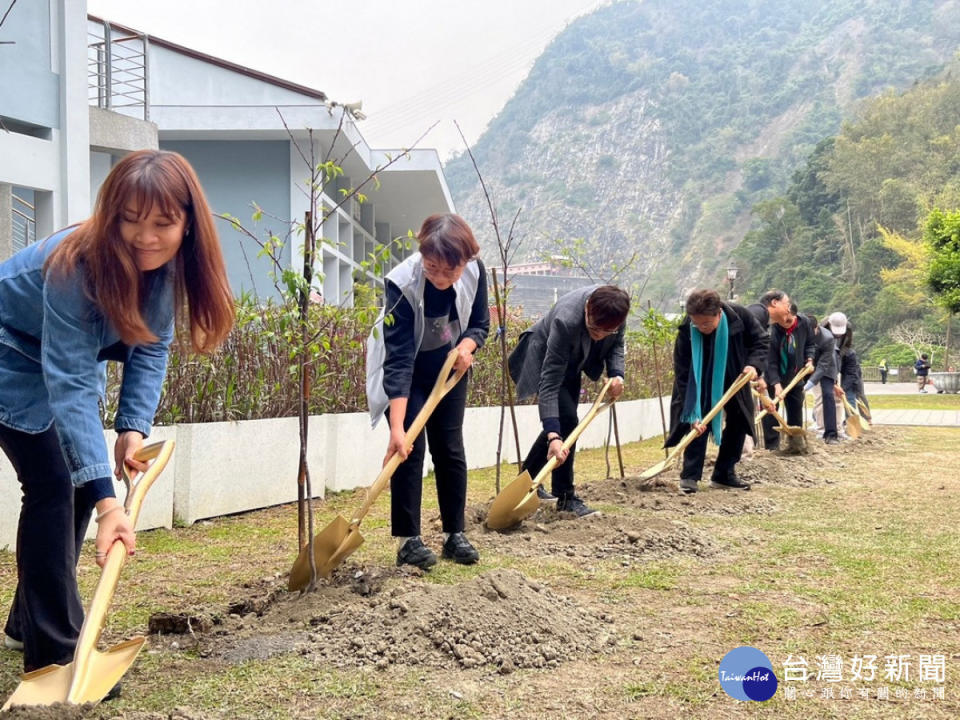 植樹活動由貴賓代表於鐵道觀光小學堂前親手栽種櫻花樹。