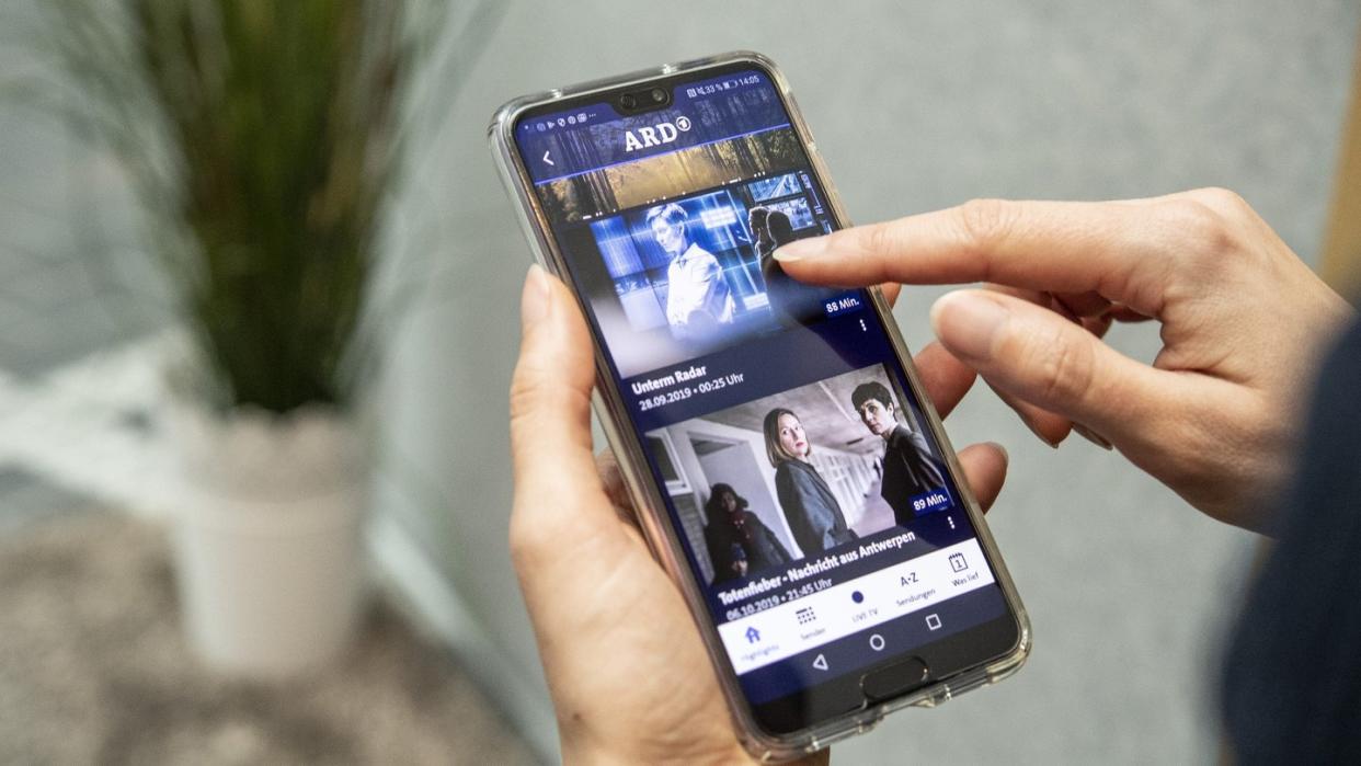 Filme und Sendungen in der ARD-Mediathek-App lassen sich lokal auf dem Smartphone speichern - so kann man sie unterwegs anschauen, ohne Datenvolumen zu verbrauchen.