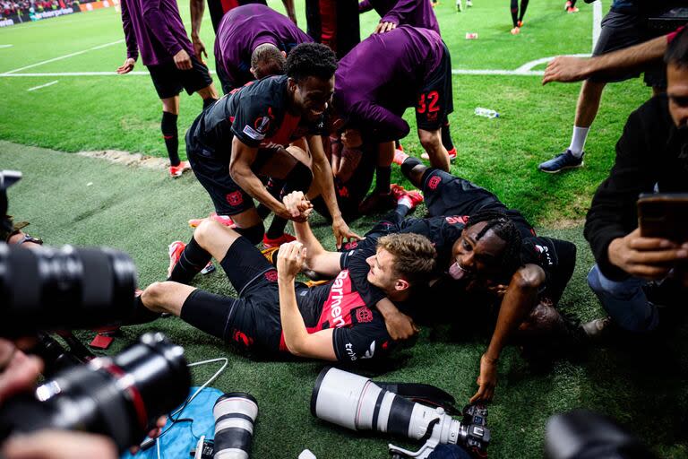El alocado festejo de Josip Stanisic tras anotar el 2-2 de Bayer Leverkusen ante la Roma, por las semifinales de la Europa League