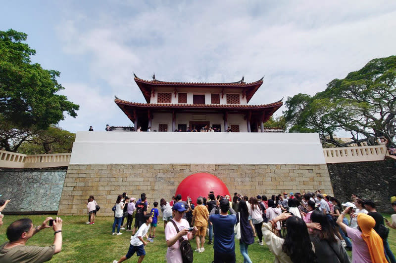 紅球計畫台南最終站  大南門城登場（2） 紅球台南歷史街區策展行動7日最終站選擇中西區南 門公園內的古蹟台灣府城大南門，巨大紅球出現在寧 南門通道，吸引不少民眾前往近距離接觸、拍照。 中央社記者楊思瑞攝  113年4月7日 