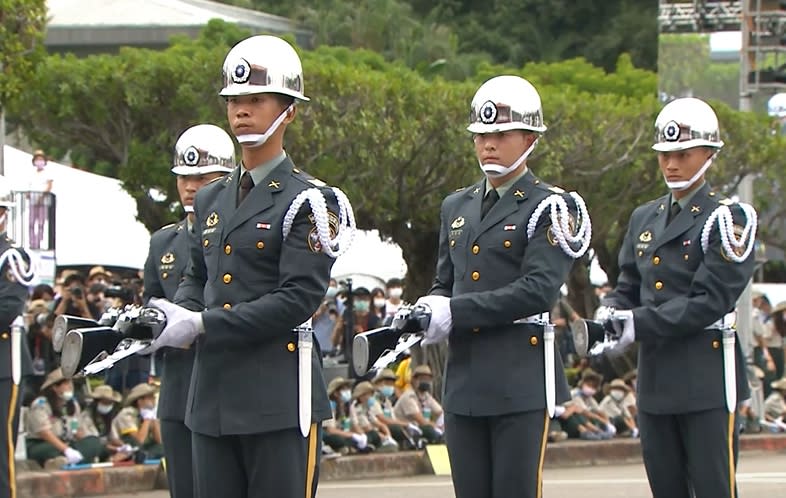 三軍儀隊表演花式操槍。（圖／東森新聞）