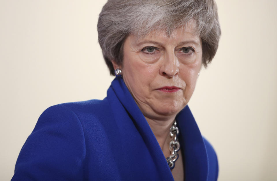 Von den Ohrringen bis hin zum Eyeliner hat sich Serkis sehr originalgetreu am Aussehen von Theresa May orientiert. (Bild: Sean Gallup/Getty Images)