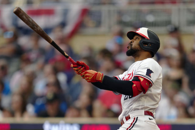 Julien's pinch-hit homer starts 5-run inning; Twins beat Royals 8-4