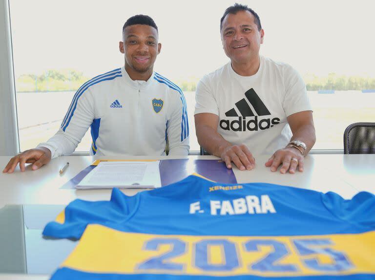 Frank Fabra, en la foto junto con Marcelo Delgado, cuando renovó contrato con Boca hasta diciembre de 2025