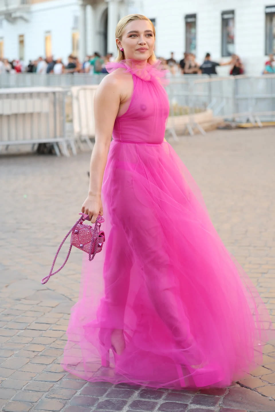 Florence Pughs Valentino-Kleid, unter dem ihre Brüste zu sehen waren, bei der Haute-Couture-Modenschau der Marke im Juli 2022. (Getty Images)