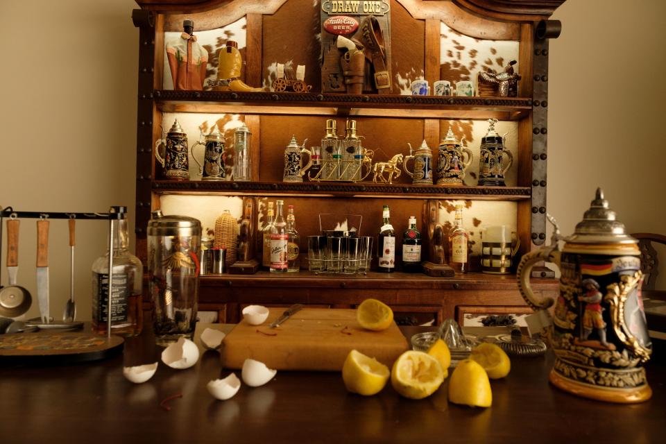 Influenced by the style of Spanish Westerns, production designer Barbara Ling created a kitschy bachelor’s bar filled with Western memorabilia and Spanish tankards.