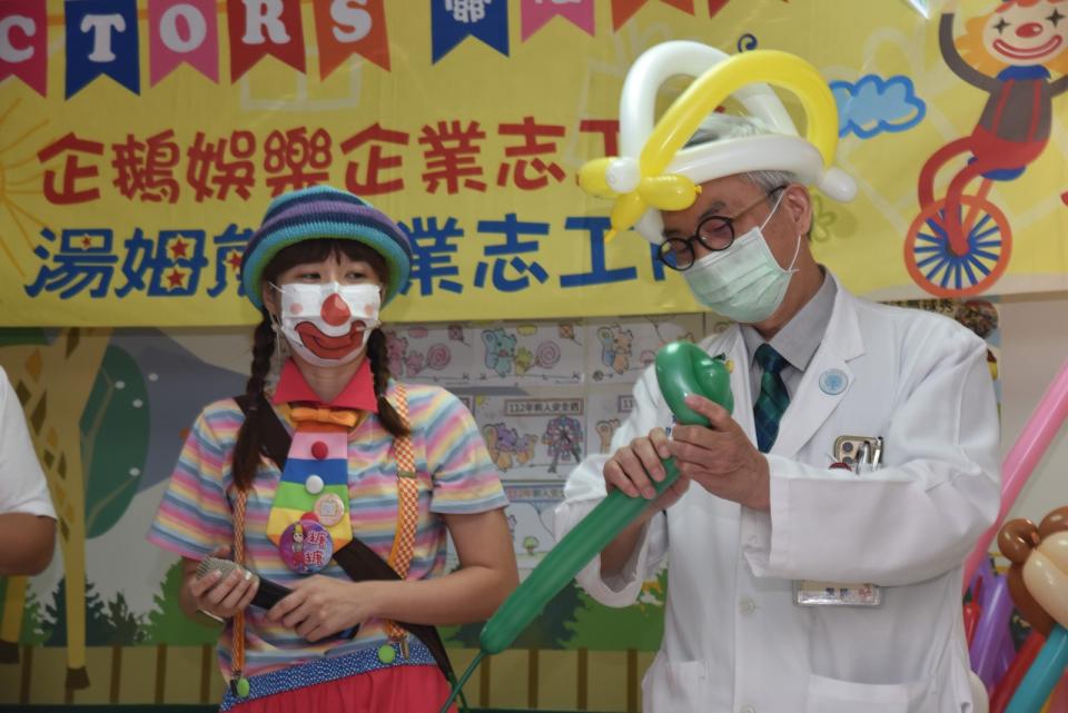 馬偕兒童醫院許錦城院長熟練的折起氣球。醫院提供