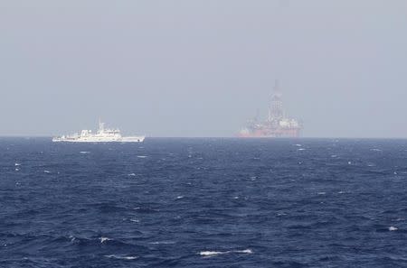 An oil rig (R) which China calls Haiyang Shiyou 981, and Vietnam refers to as Hai Duong 981, is seen in the South China Sea, off the shore of Vietnam in this May 14, 2014 file photo. REUTERS/Minh Nguyen/Files