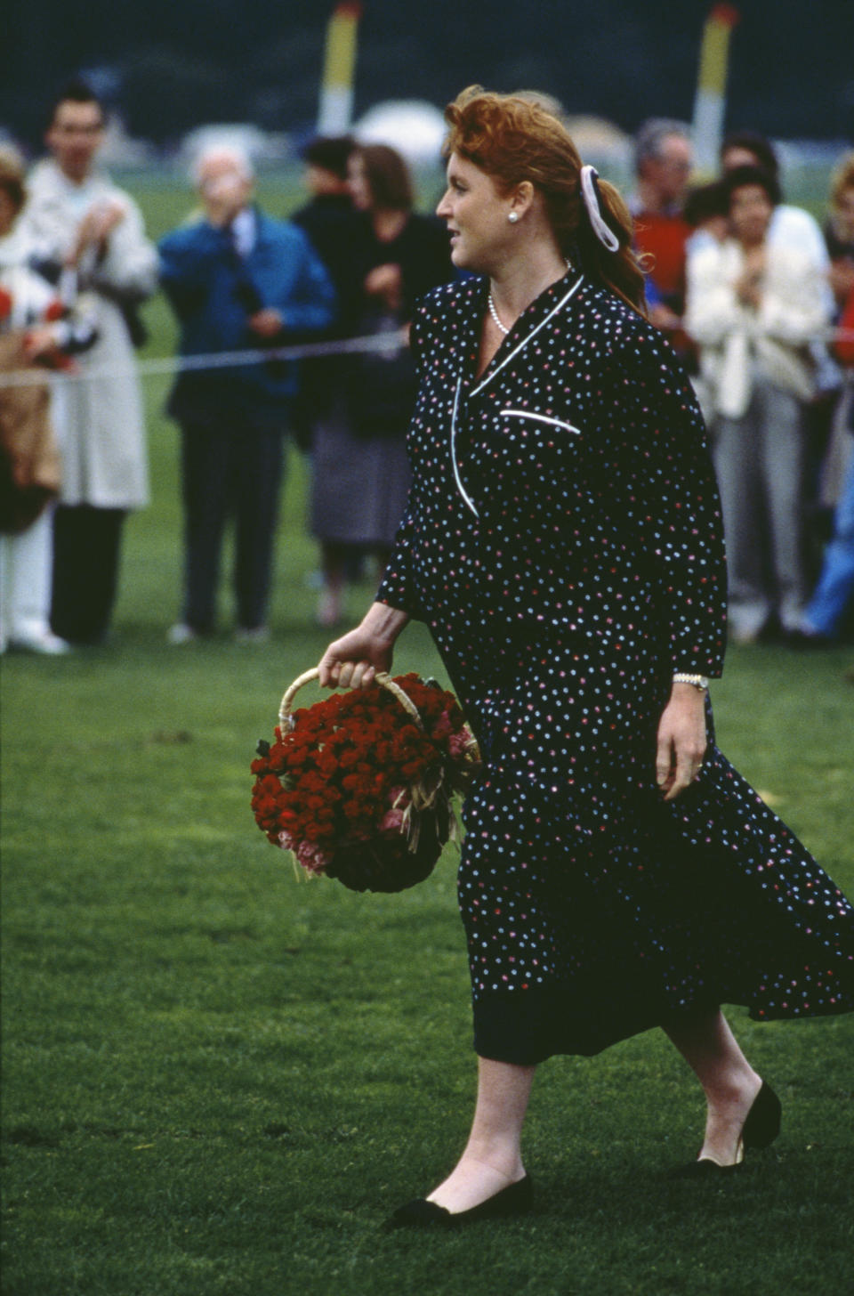 <p>Sarah Ferguson hielt sich nie so genau an die königliche Kleiderordnung, und hier versteckte sie im Juli 1988 ihren Babybauch in einem Midikleid. Sie erwartete zu dieser Zeit ihr erstes Kind, Prinzessin Beatrice. [Foto: Getty] </p>